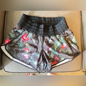 Lululemon hotty hot shorts size 8
